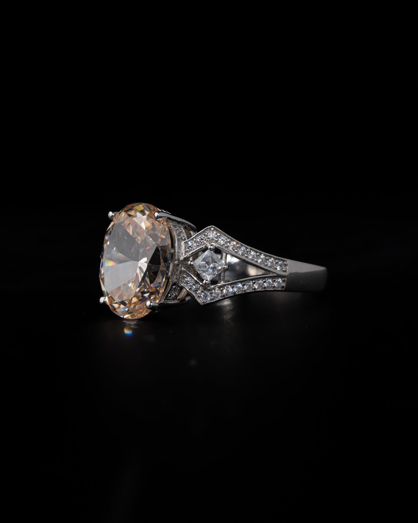 Radiant Oval Stone Ring - Kejsar