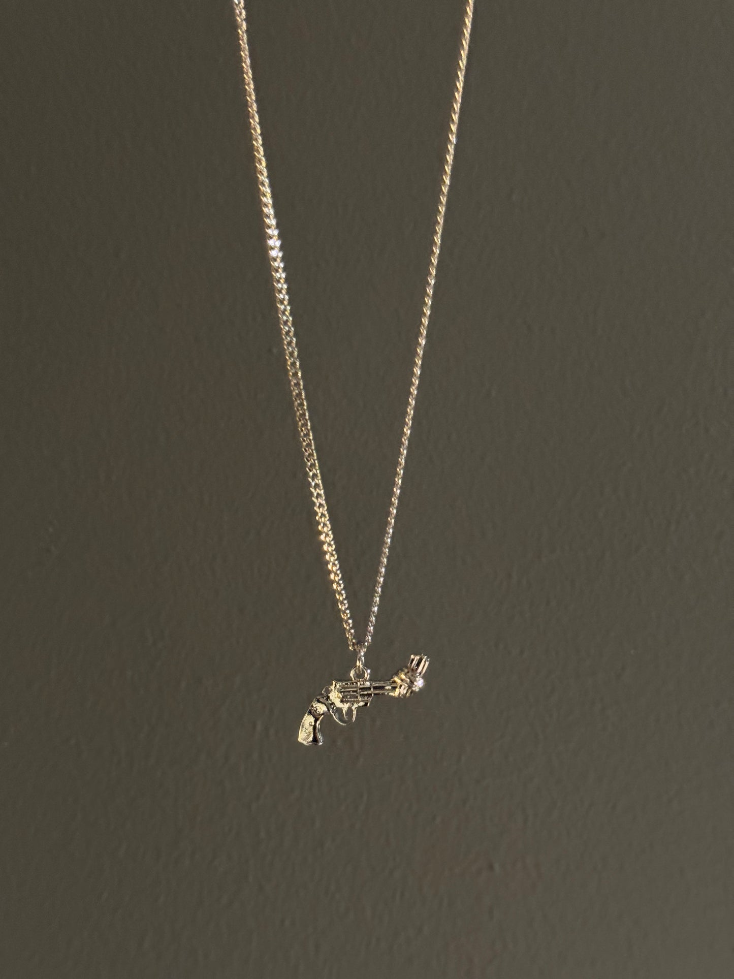 Non-Violence Halsband - The Knotted Gun