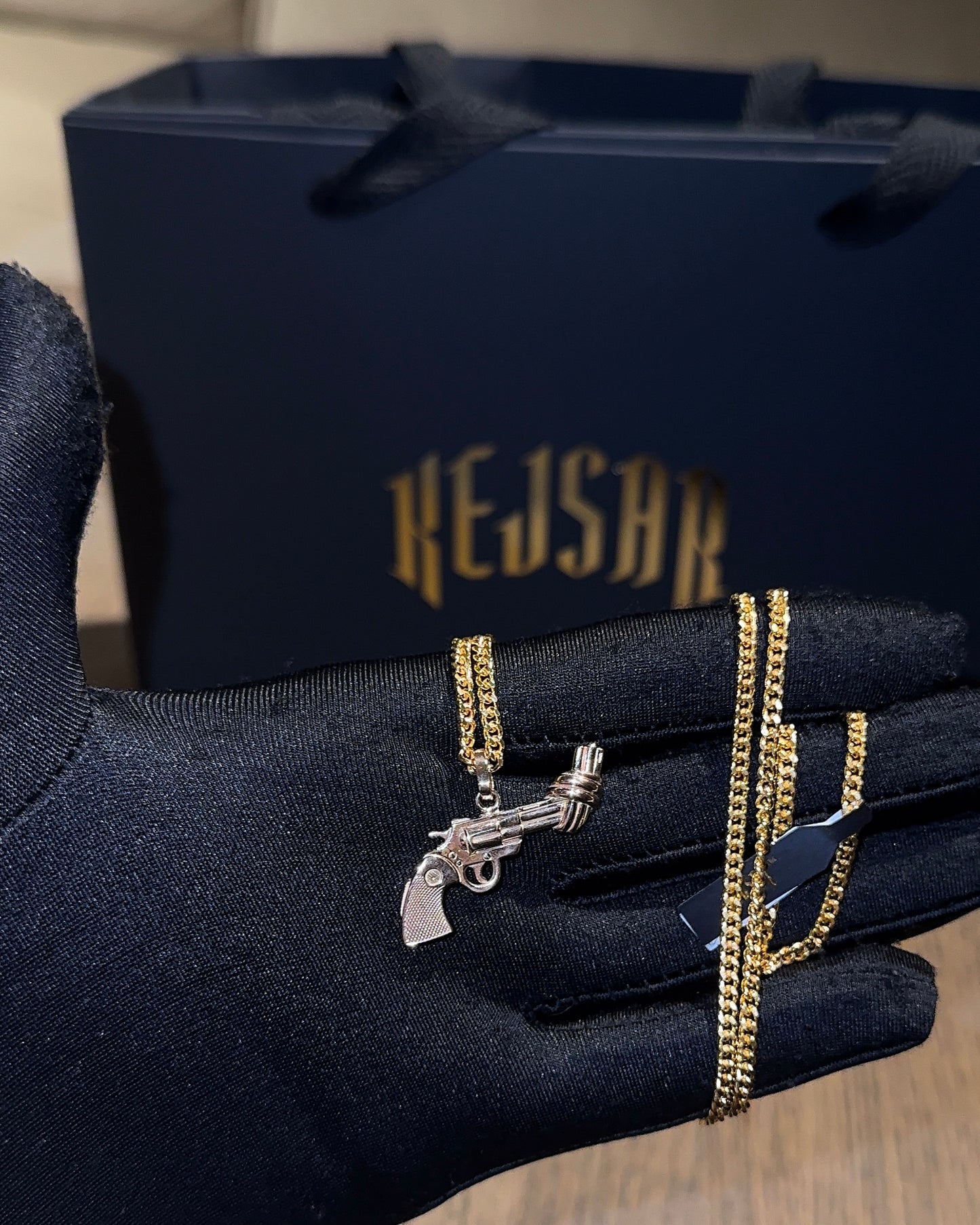 Non-Violence Halsband - The Knotted Gun