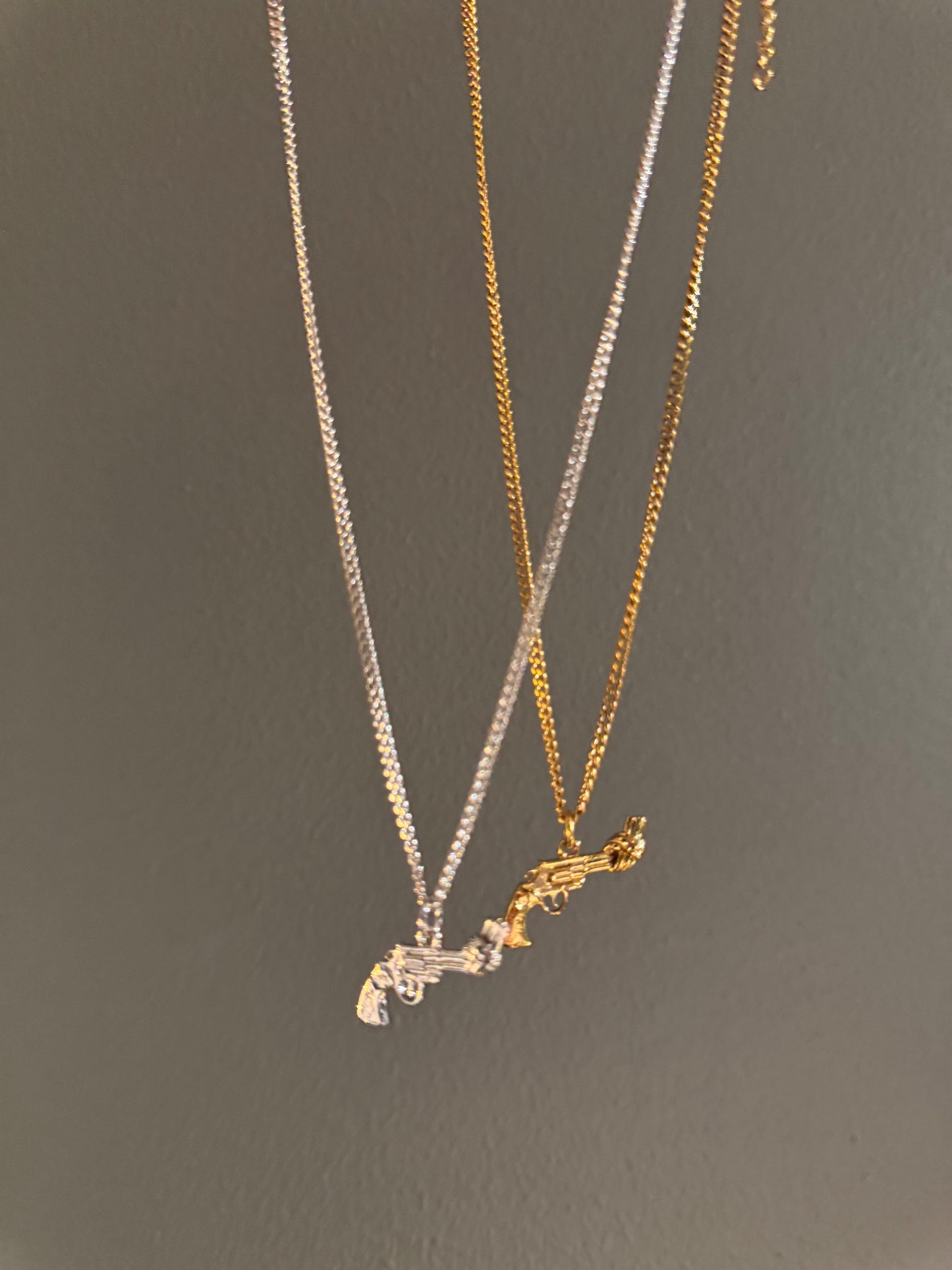 Non-Violence Halsband - The Knotted Gun